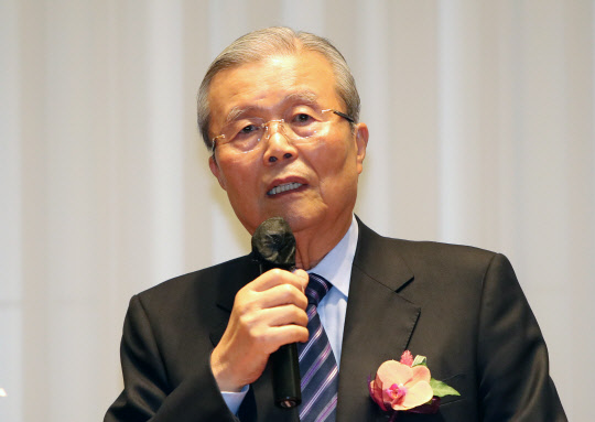 김종인 전 국민의힘 비상대책위원장이 4일 오후 호텔인터불고 대구에서 열린 제2기 영남일보 지방자치 아카데미 입학식에서 강연하고 있다.  연합뉴스